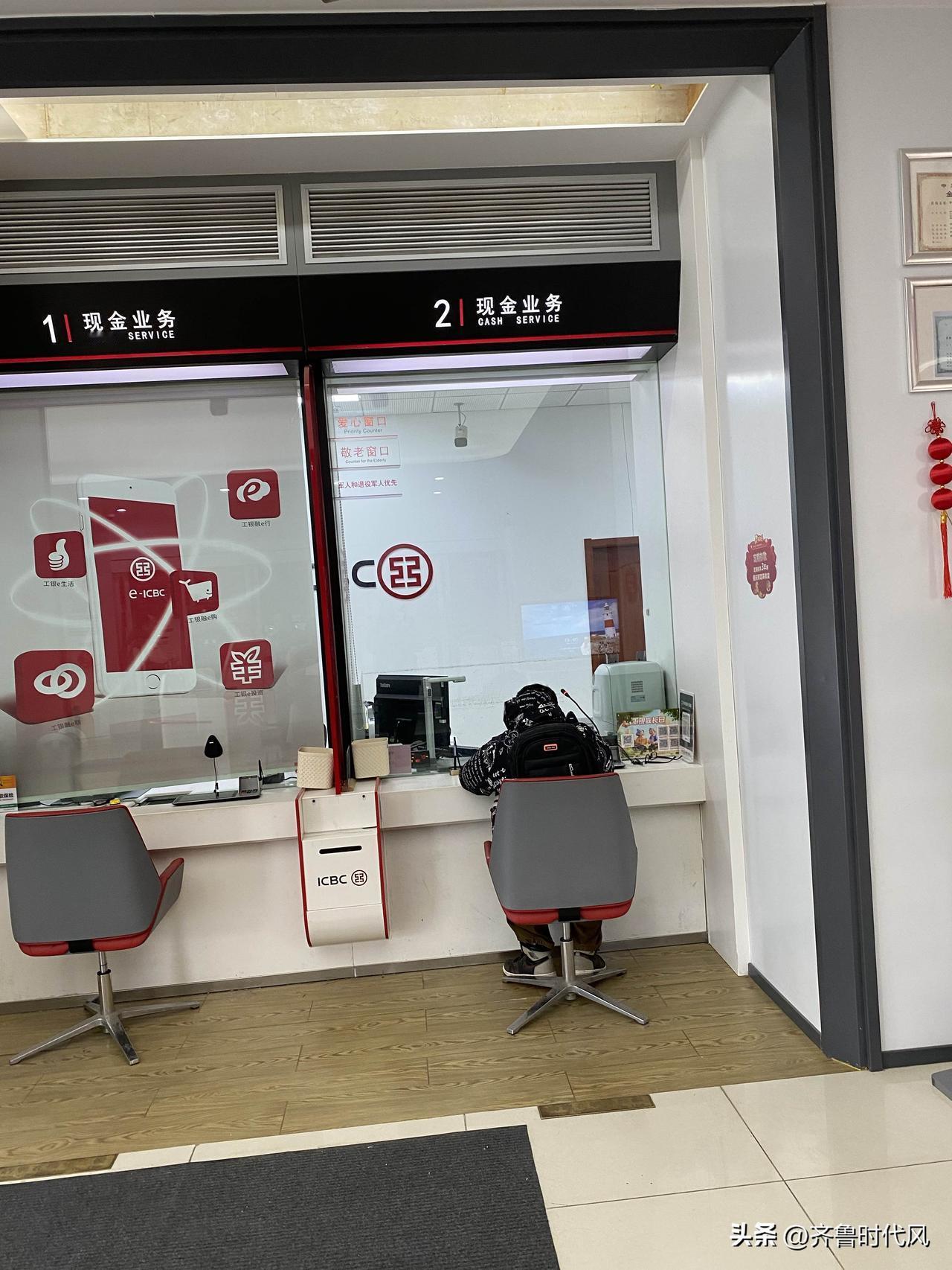 小年去工行办业务，都是老人排队，窗户也开了一个窗户工行的服务也就那样吧，三星的这