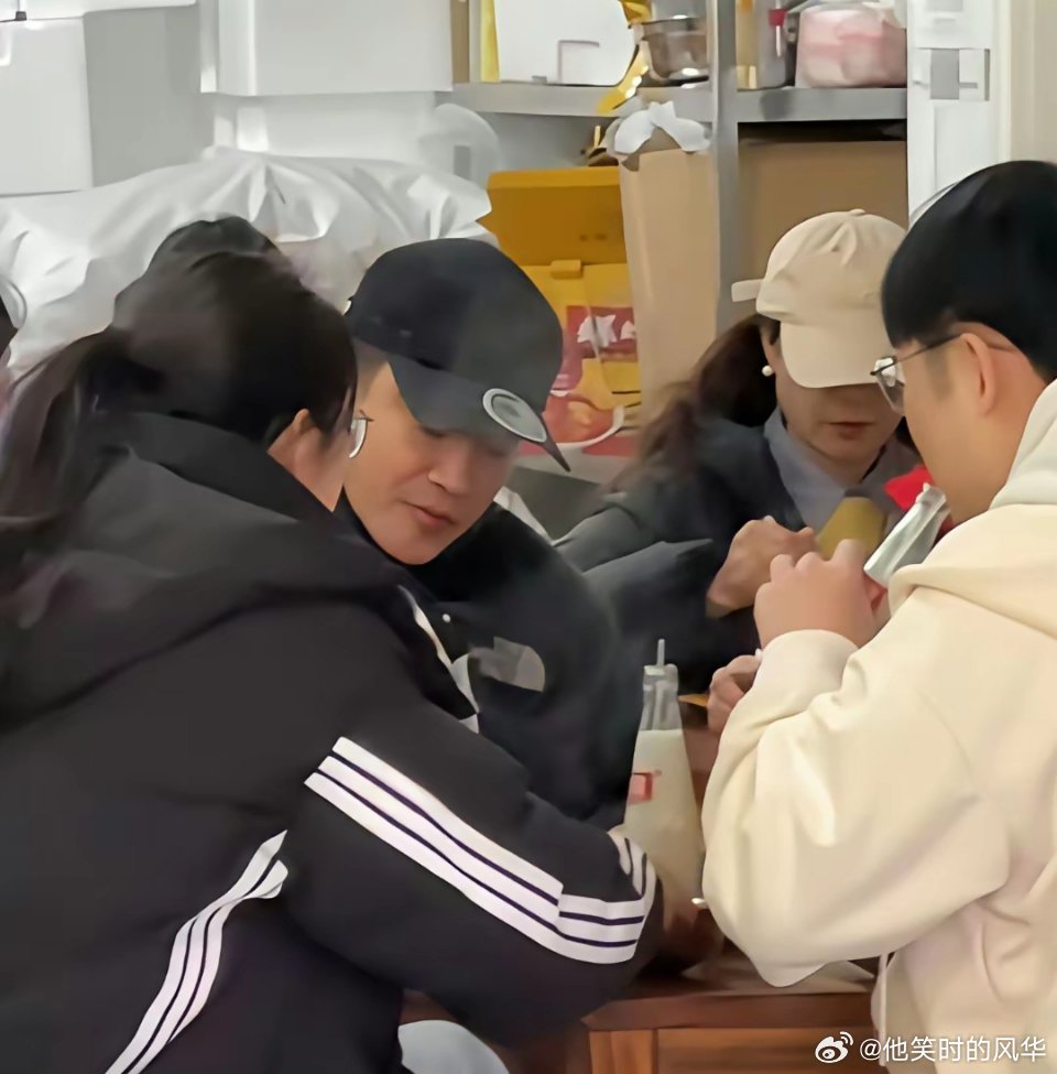被路人偶遇吃螺蛳粉的何润东，身材果然魁梧，不愧是娱乐圈猛男首选，这体格确实不一般