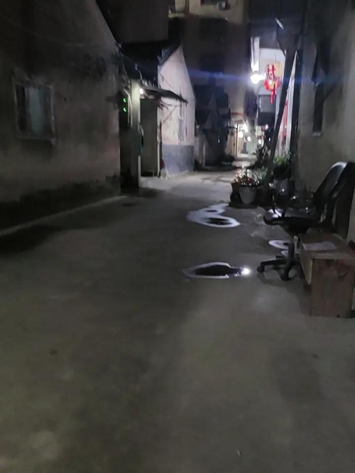 乡村的夜晚，白天火炉一样的天气，晚上下了一场及时雨，凉爽