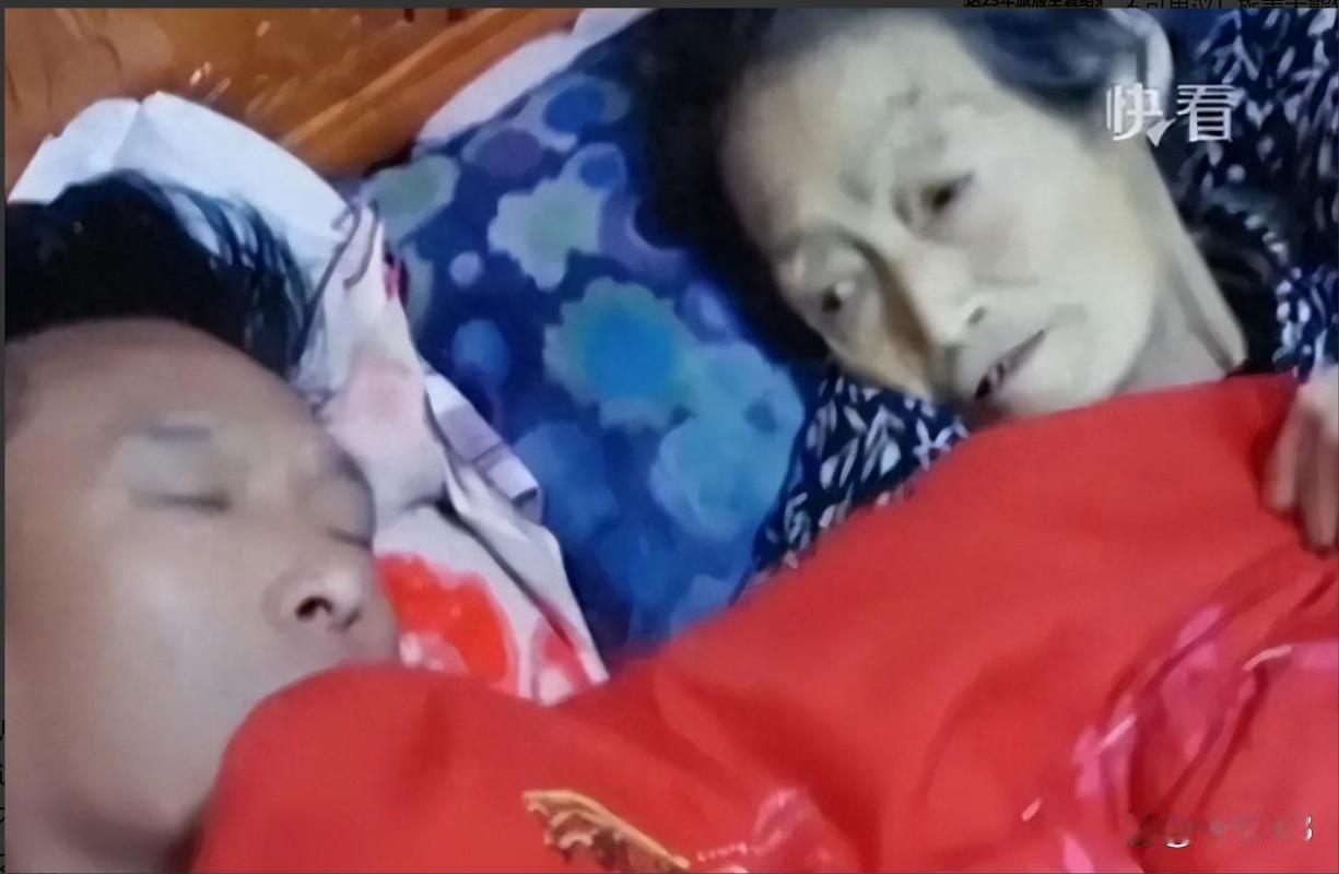 男子伺候病危的母亲，由于太疲倦睡着了，醒来时，发现母亲已经走了。回看监控，发现母