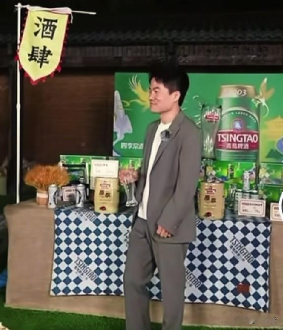 董宇辉是一位以身作则的老板，以前直播也会偷偷的尝上几口酒。他酒量应该是很好的，脸