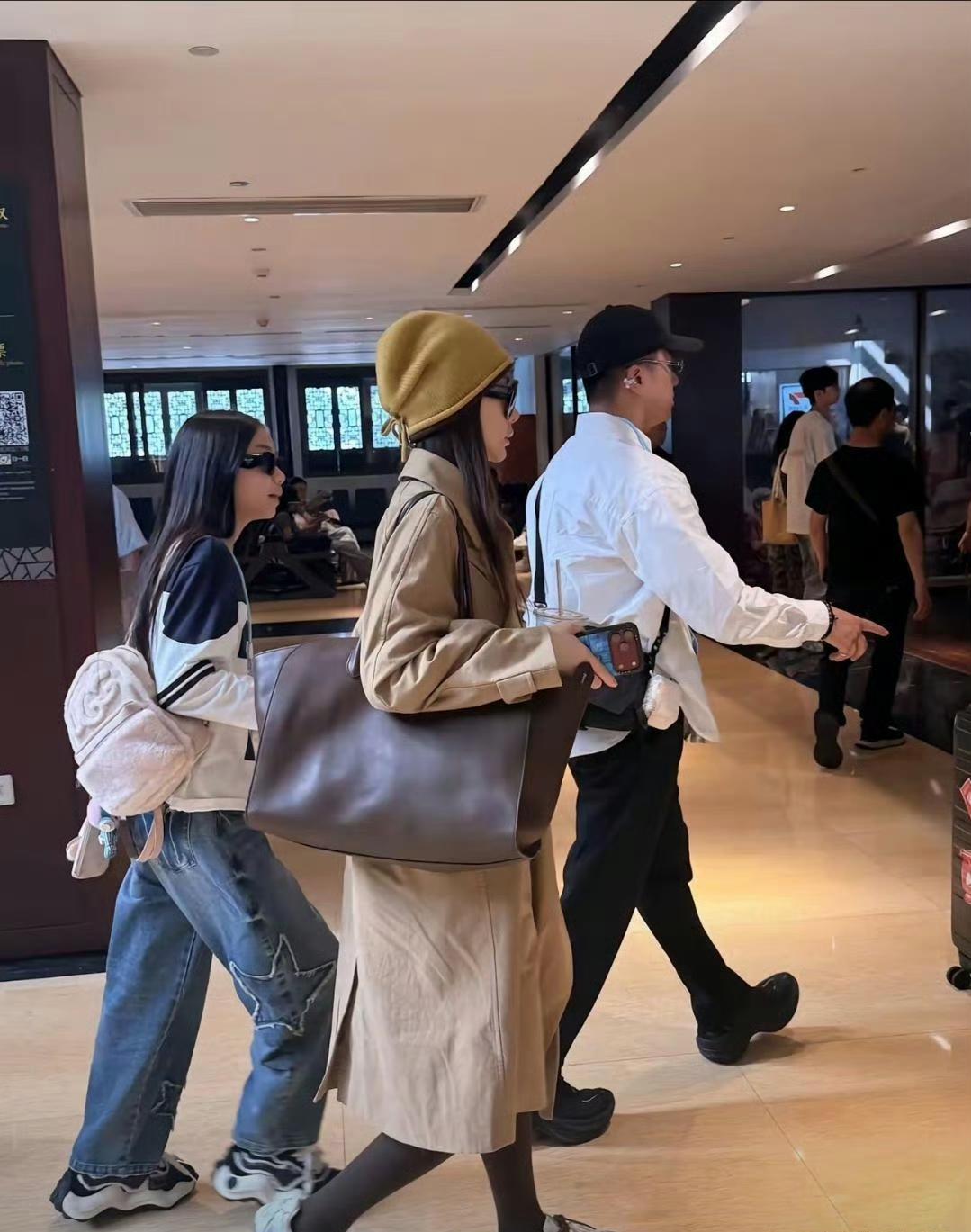 被戚薇一家偶遇图惊艳，高颜值家庭有多难得…

有网友在乌镇偶遇戚薇、李承铉带着女