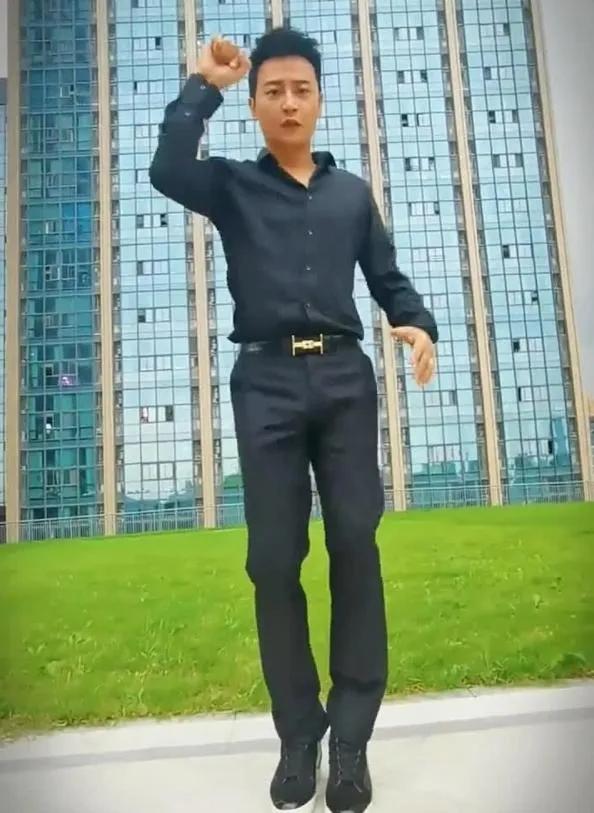 50多岁的陈志朋为什么还那么年轻！看这身装束，主打一个小鲜肉啊！

 
#娱评大