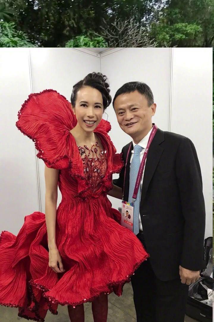 马云旁边的美女是谁？二人有说有笑