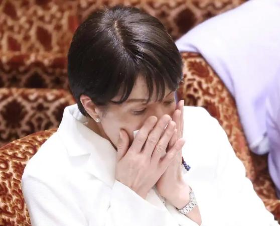 高市早苗来了个急转弯，紧抱美国大腿的老习惯突然松了口子，北约峰会直接缺席，外相茂