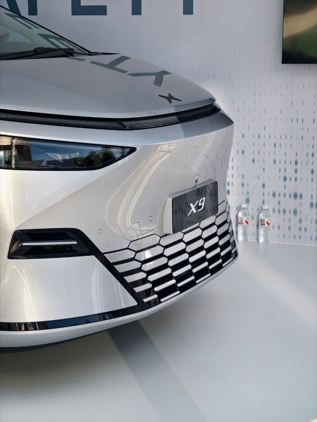 这一看还是纯电的前脸更好看。小鹏x9增程版 ​​​