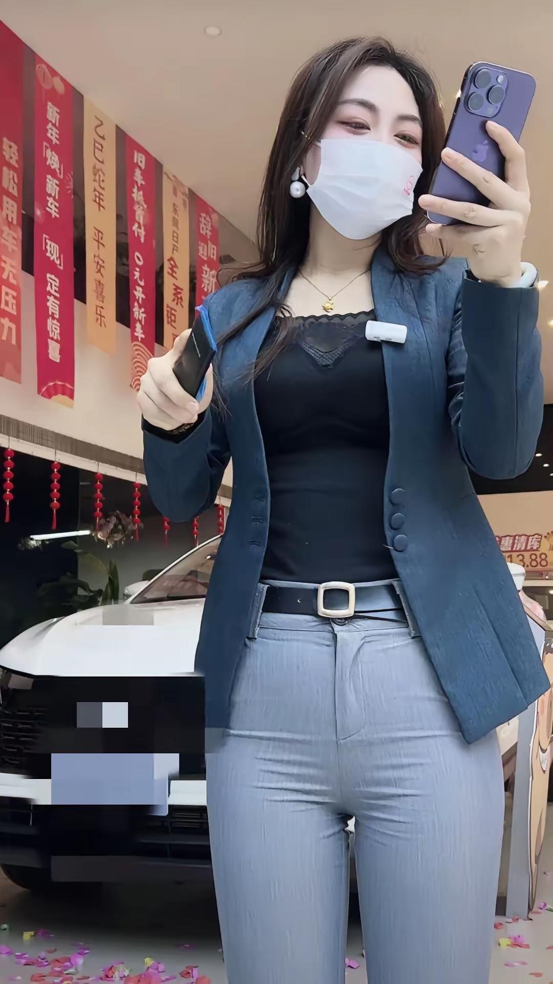 自信的职场女性，在车行自拍，展现时尚与专业！
