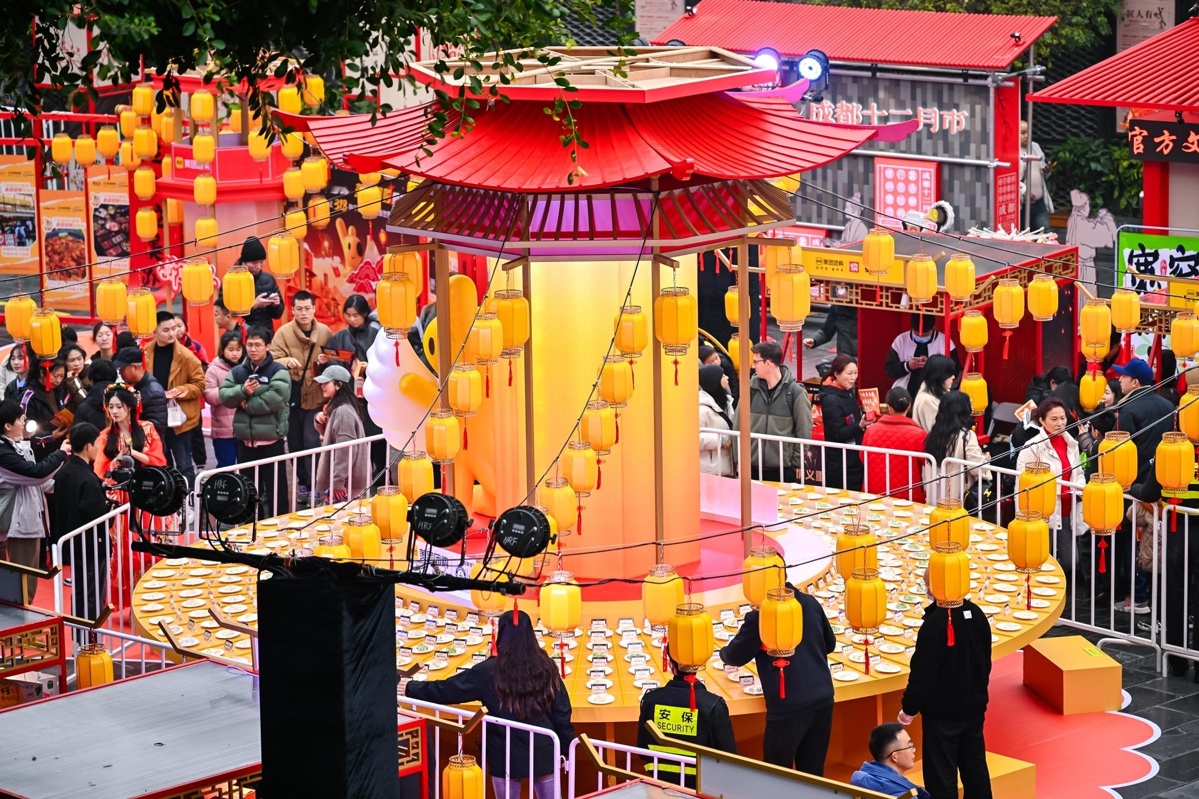中国饺子创新吉尼斯世界纪录称号  ，成都宽窄巷子人声鼎沸，除了现场丰富多彩的庙会