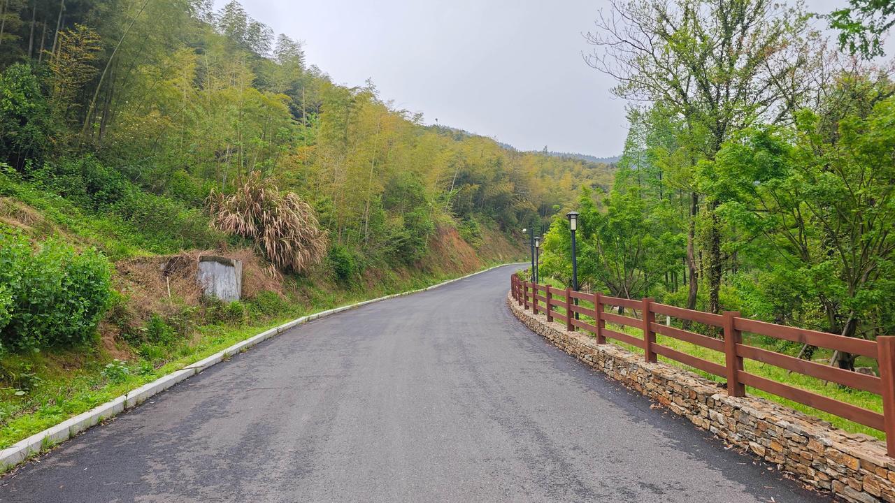 一直觉得湖州吴兴藏着不少被低估的古村，这次逛到塘里，真的被狠狠惊艳到。它不像那些