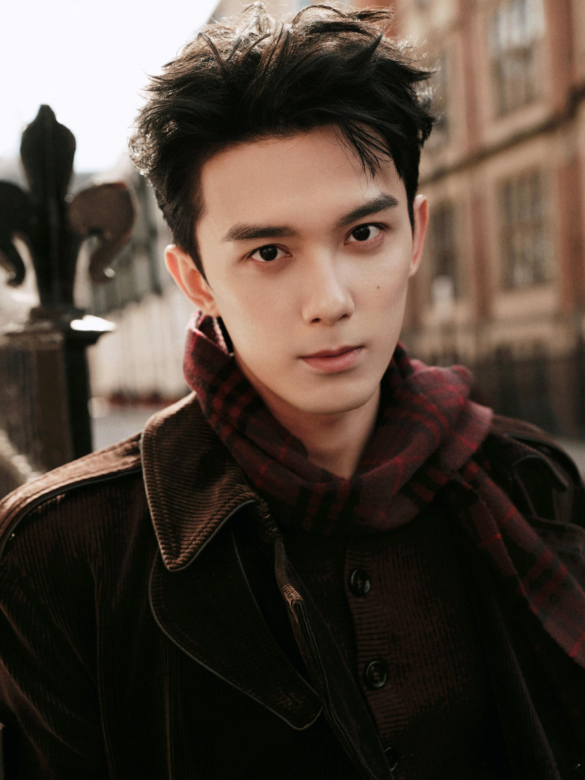 吴磊大衣穿搭伦敦之行又可以看到更多Burberry磊 ​​​