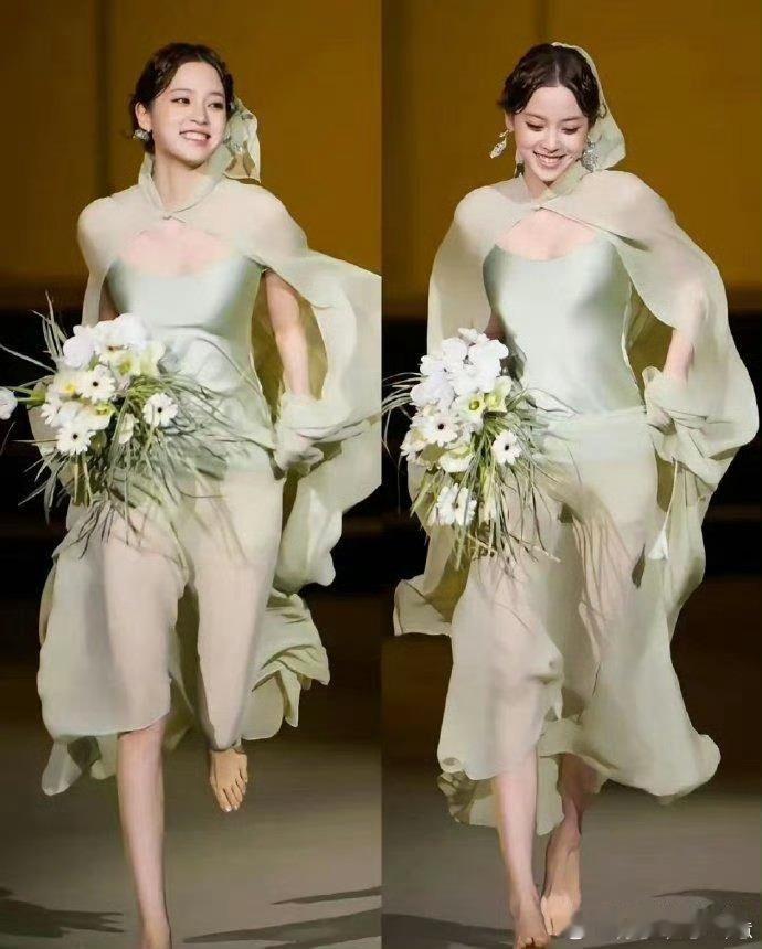 美女果然都是相同的，欧阳娜娜和钟丽缇这两组照片好像啊，这身材绝了！ 