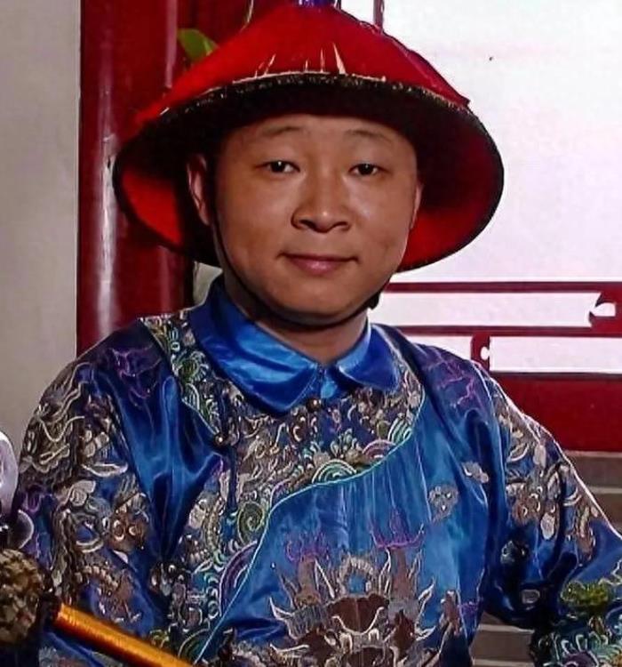 三德子赵亮55岁苍老像70岁，自称养鸡16年没赚到钱。
 
再怎么说他也是踏踏实