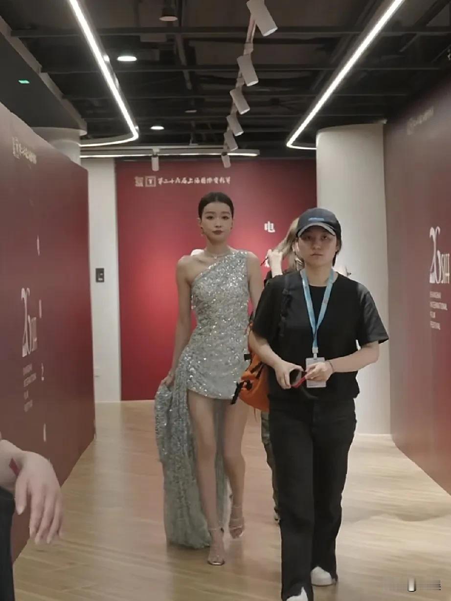 孙怡银装步履轻，锦衣华服映红墙。