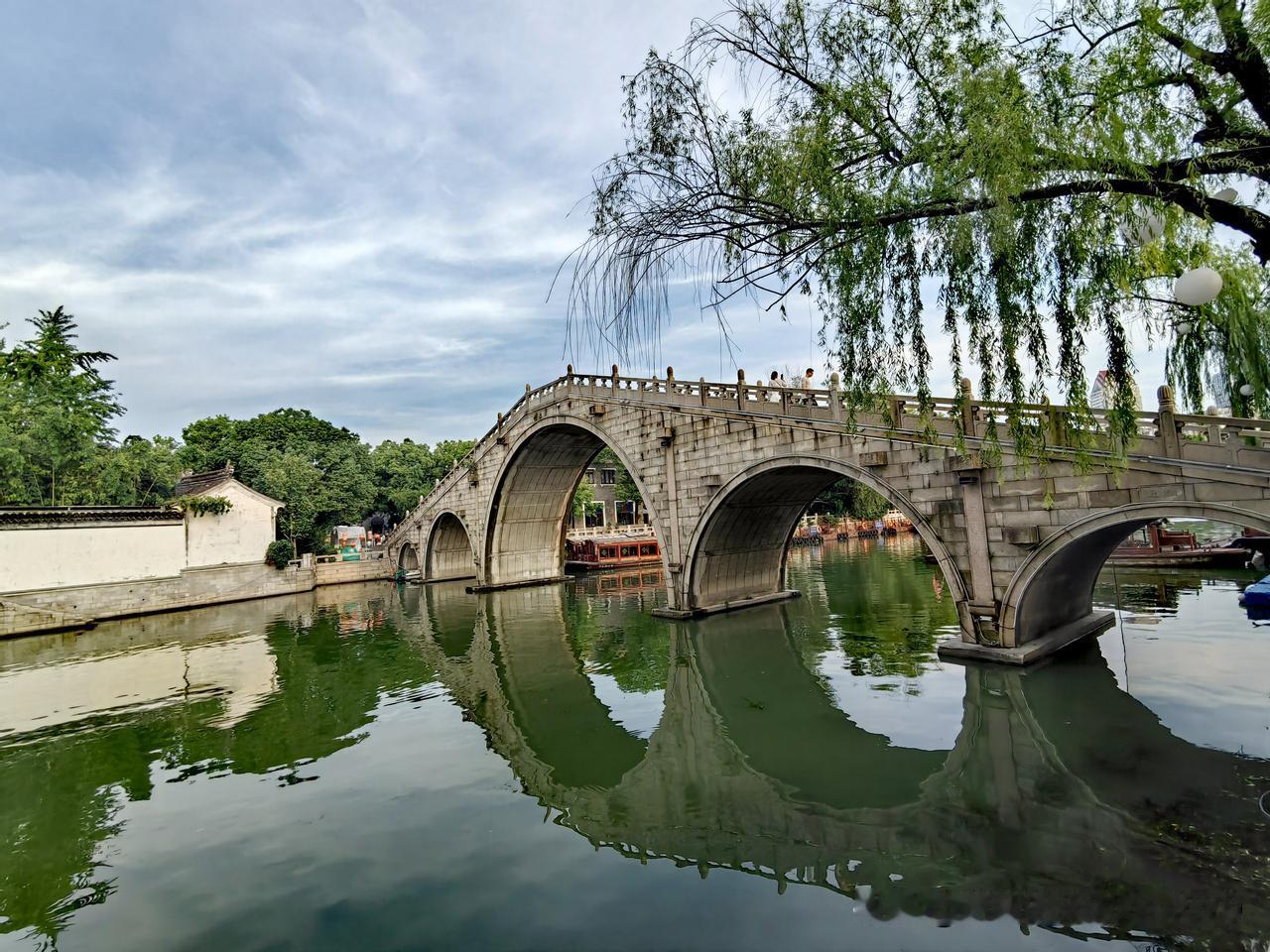 [玫瑰][玫瑰]古桥倒影入画来，静谧江南水乡景，这画面堪称一绝。
之前去苏州山塘