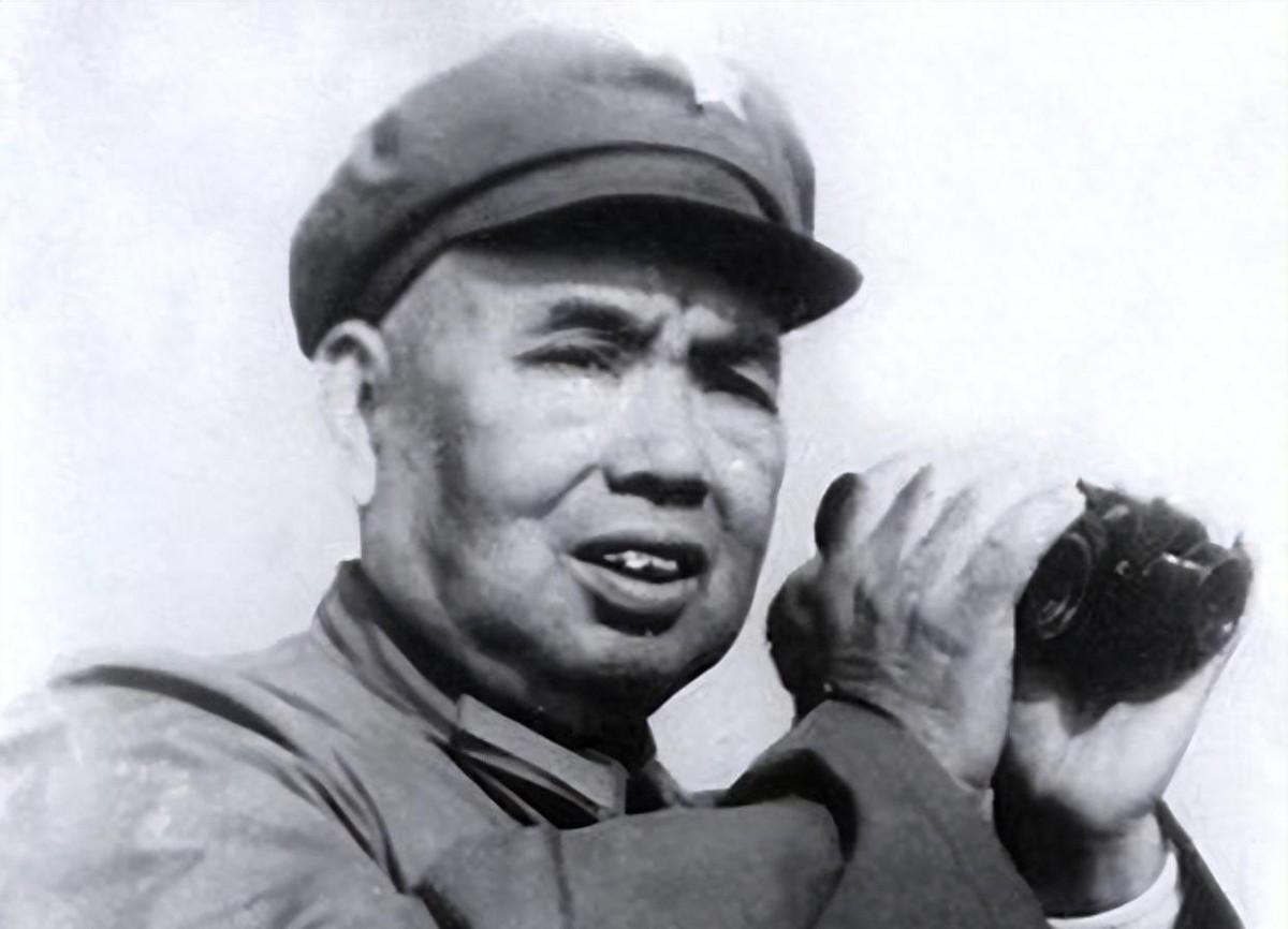 1952年许世友回老家省亲，在人群中发现亲叔叔后立即对部下下令：子弹随时准备上膛
