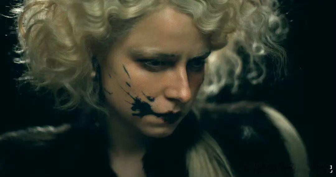 暗黑新娘定档弗兰肯斯坦复活新娘，黑唇缝合妆又拽又欲，死亡后逃亡的宿命恋也太好嗑了