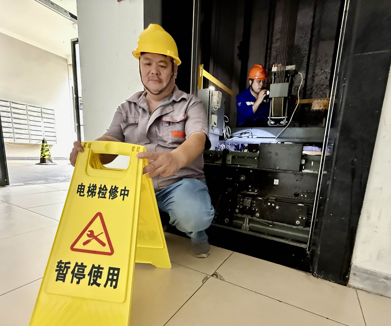 宁波高温里的汗卫者守护万家 宁波三伏天酷暑难耐，鄞州区姜山镇裕和佳苑气温逼近40
