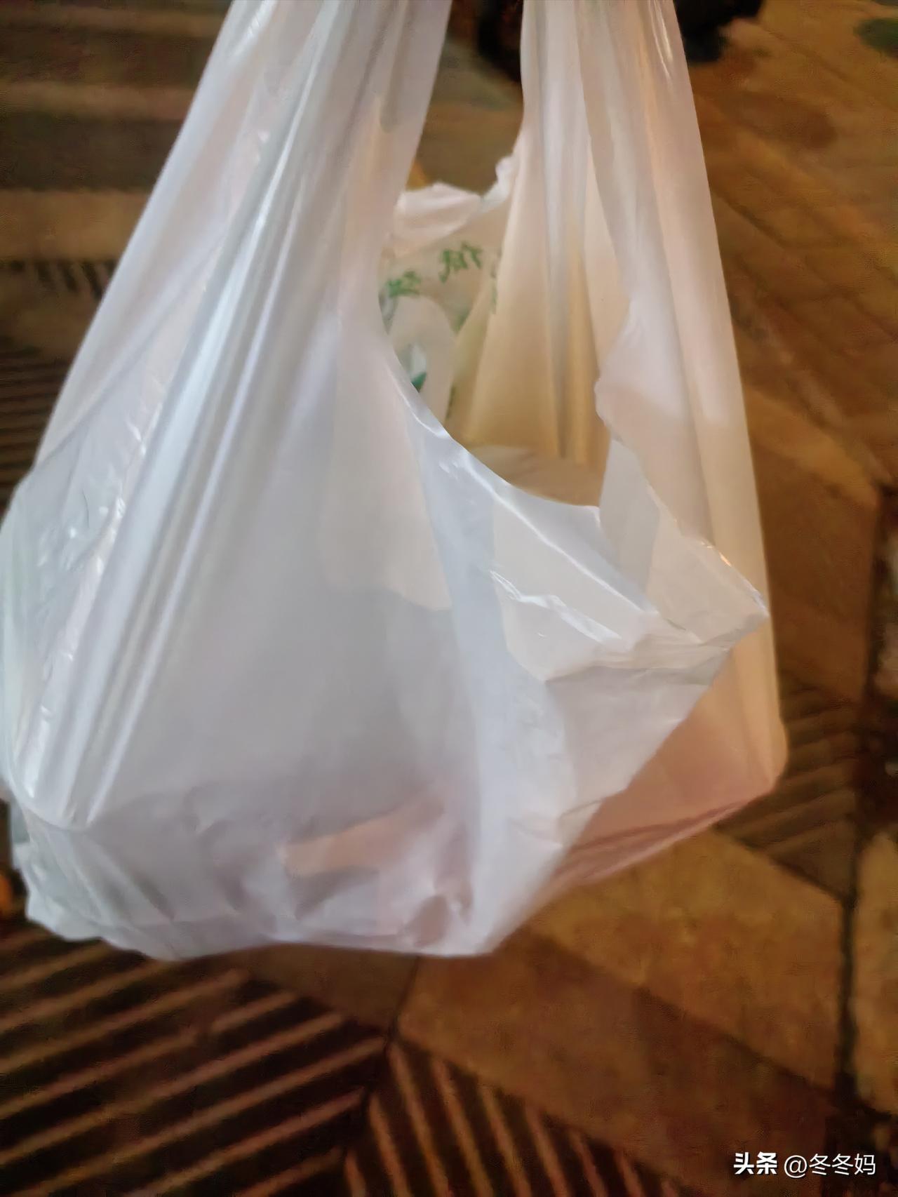 我不愿意和狗在同一个餐厅用餐
     先声明这话绝非骂人，我指的是餐厅里的那只