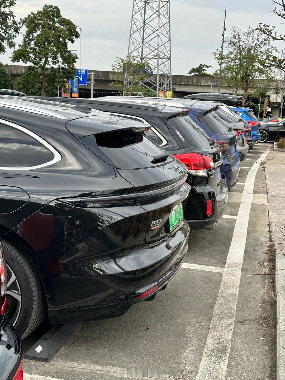 昨天旅行车车聚上的中国面孔