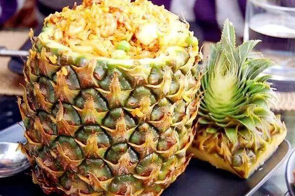 中国🇨🇳
西双版纳•菠萝饭
❤️主料：菠萝1个、糯米300克，黑米50克；