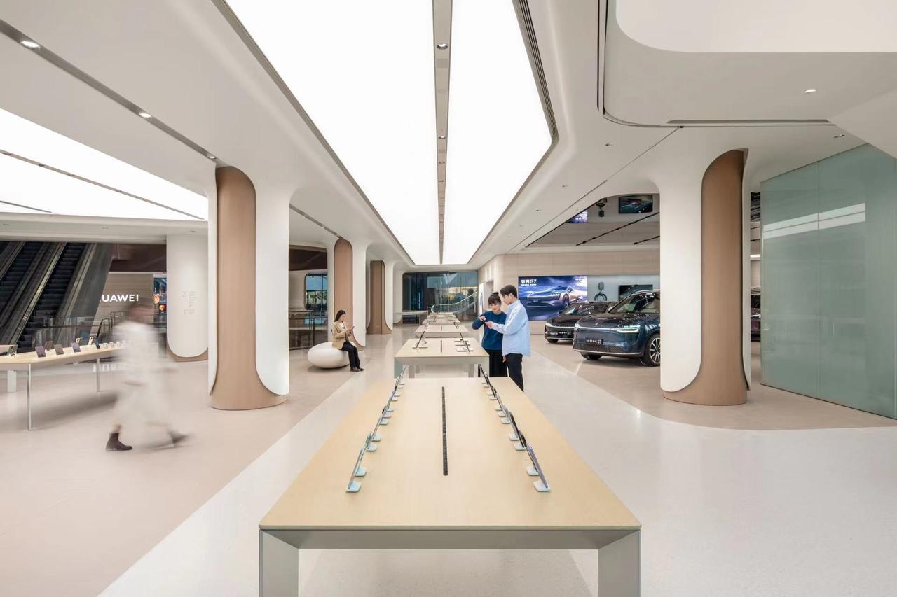 对于任何科技品牌来说，线下旗舰店就是展示自己实力、向消费者提供服务的最佳场所，而