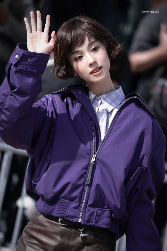 陈都灵[超话]陈都灵出片根本没有上限来看陈都灵的秀场大片！这个短发造型好适合她，