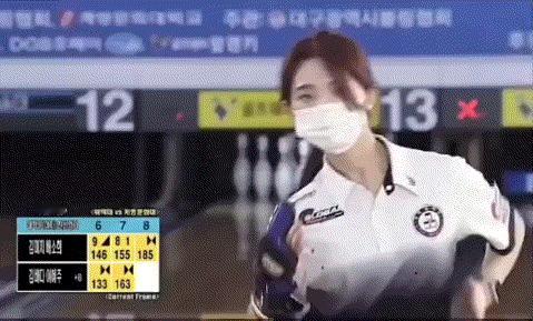 自信满满地托举着。 