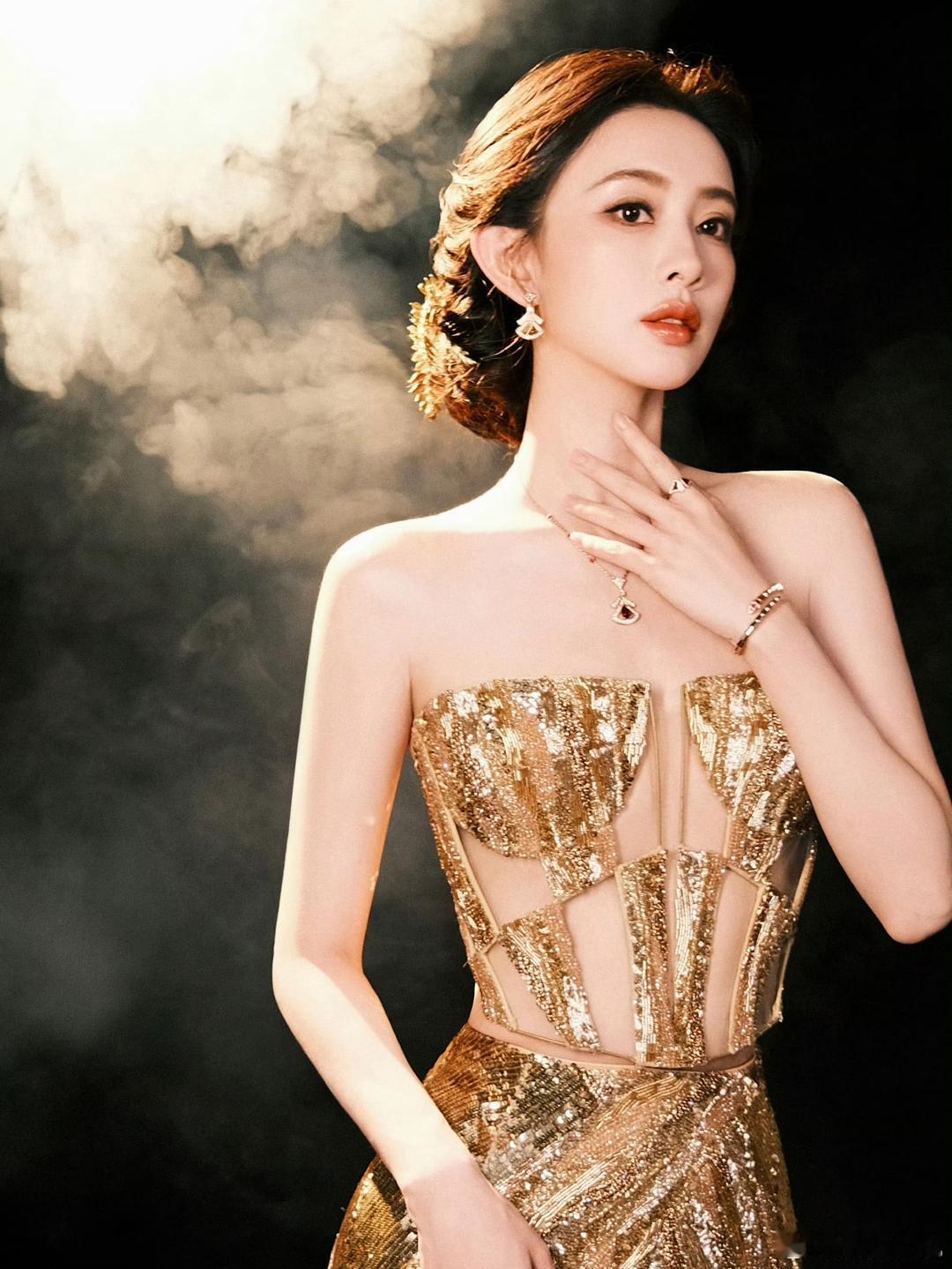 孟子义摔倒李昀锐的反应孟子义摔了 孟子义在星光大赏颁奖礼登台因踩到裙摆失衡再次摔