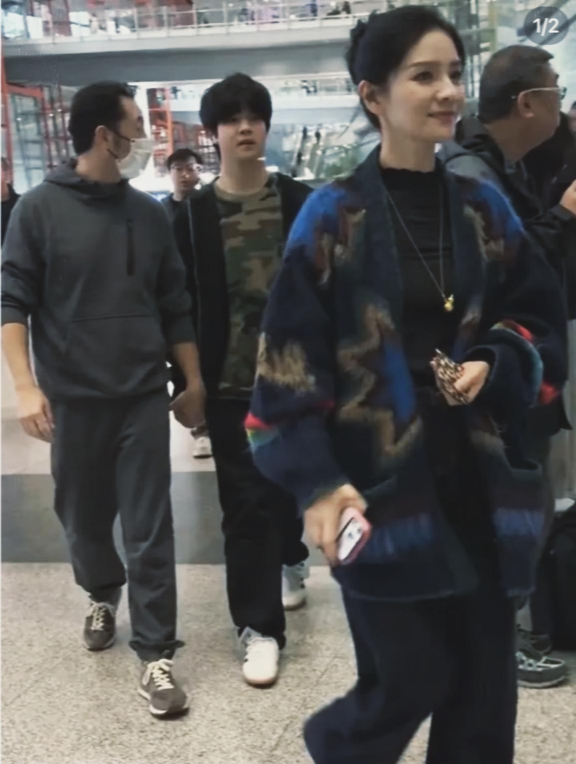 现在全网最懵的绝对是李湘！

沙溢胡可悄悄去英国看留学的俩儿子，网友偶遇才曝光，