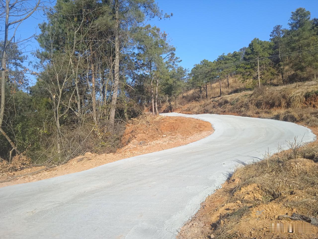 峨山县富良棚乡塔冲，小黄河村民自筹资金，修建山路，成为了一件好事情。塔冲，小黄河