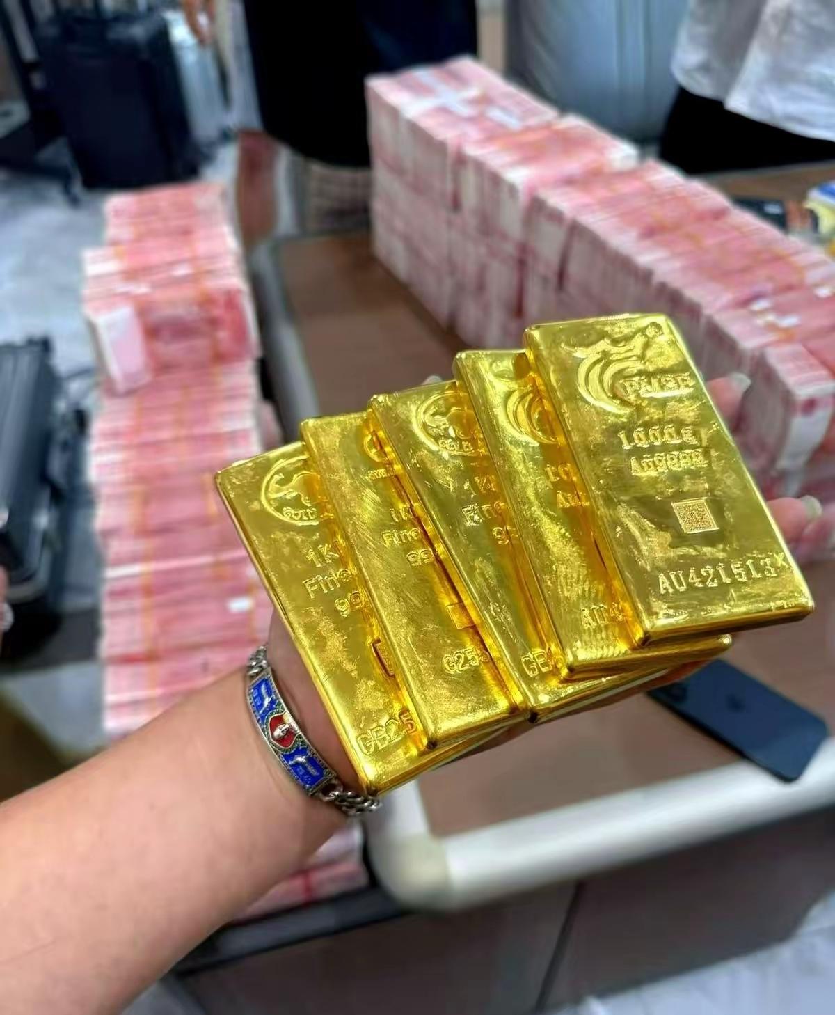 黄金暴跌最扎心的不是亏了钱，是你想认栽都没门！
 
说真的，这两天看金价跌得心慌