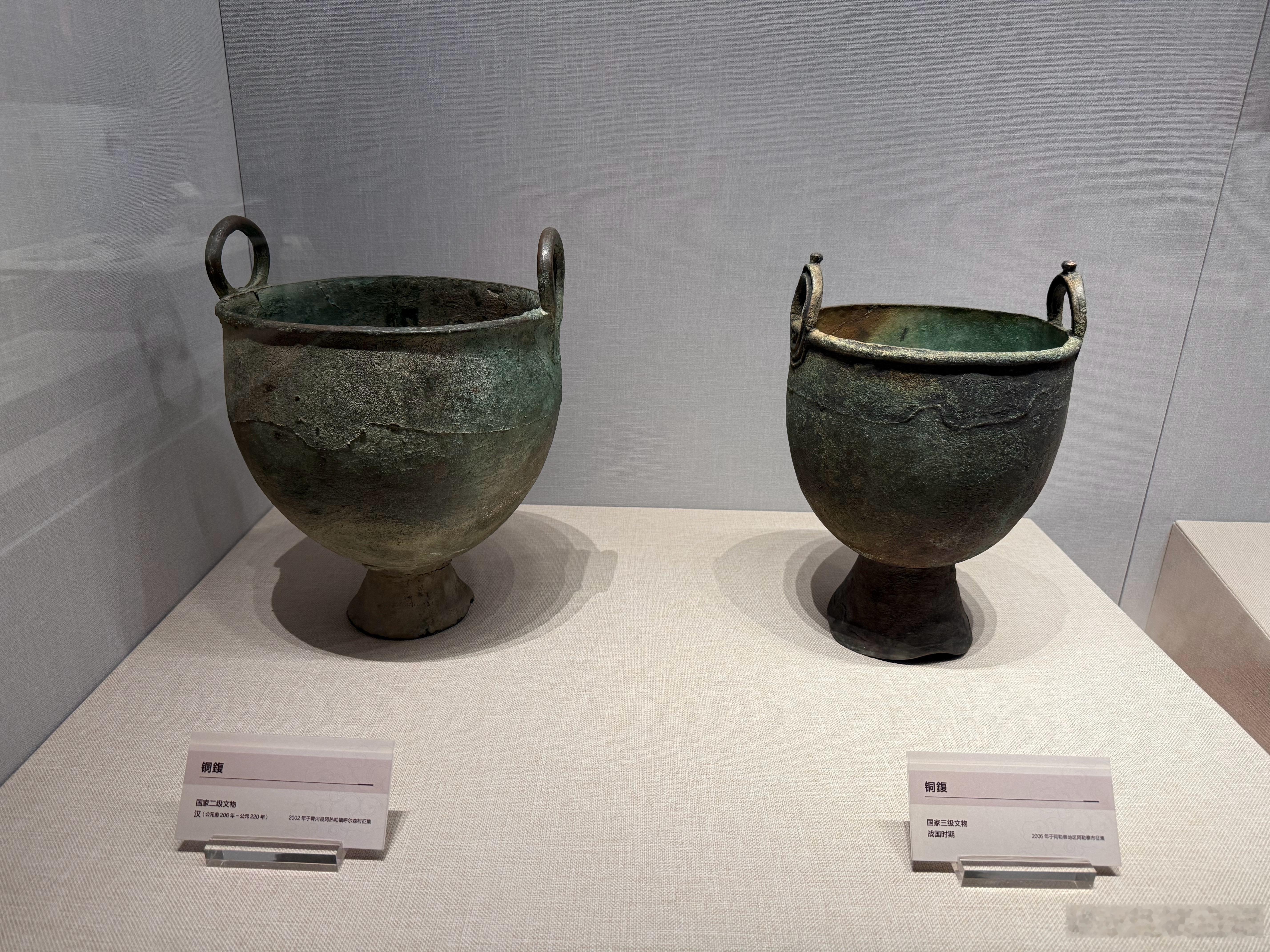 在阿勒泰地区博物馆看到了好几届古代同铜鍑文物，鍑（fù）是古代草原游牧民族专用炊