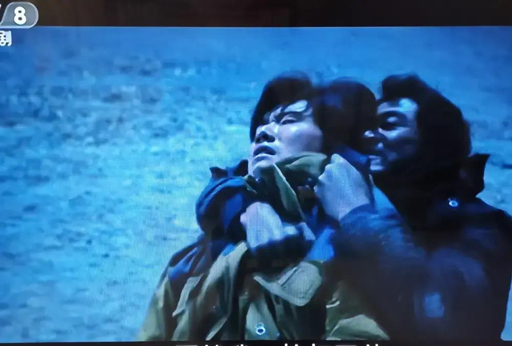 胡歌在《生命树》里演巡山队长，脸被高原紫外线晒得通红，指甲缝里全是黑泥。

剧里