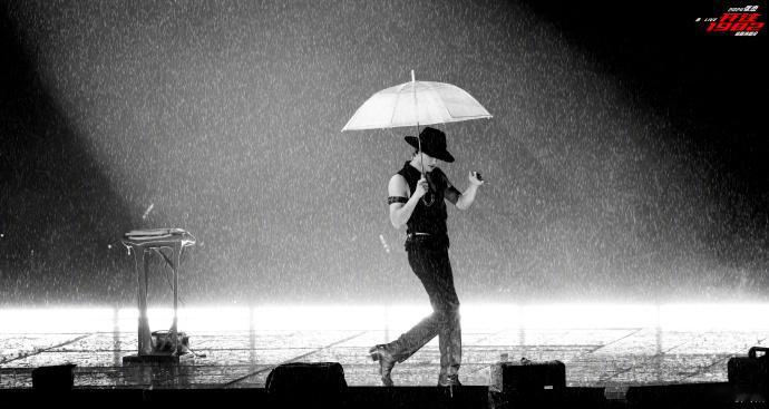 #张杰雨中撑伞图#聚光灯下，整个世界仿佛就只剩下#张杰[超话]#一人，手撑雨伞，