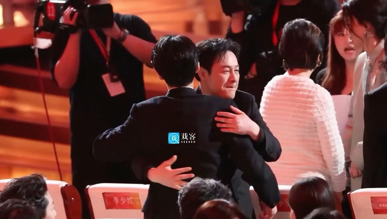 檀健次张颂文北影节内场拥抱 檀健次张颂文北影节内场拥抱 