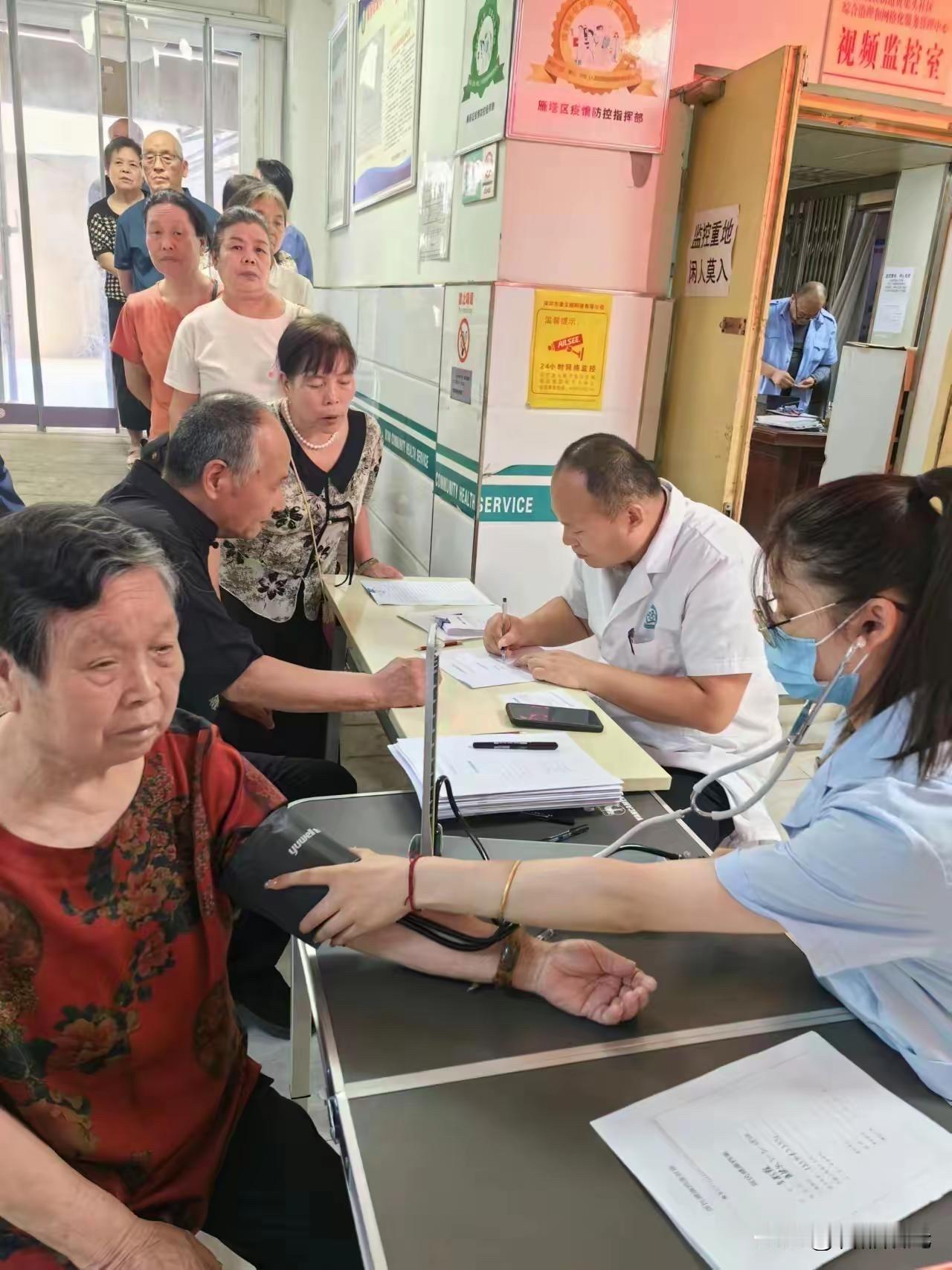 65岁以上老人免费体检，主要是慢性病检查。

各医疗机构对此特别热情，原来这里有