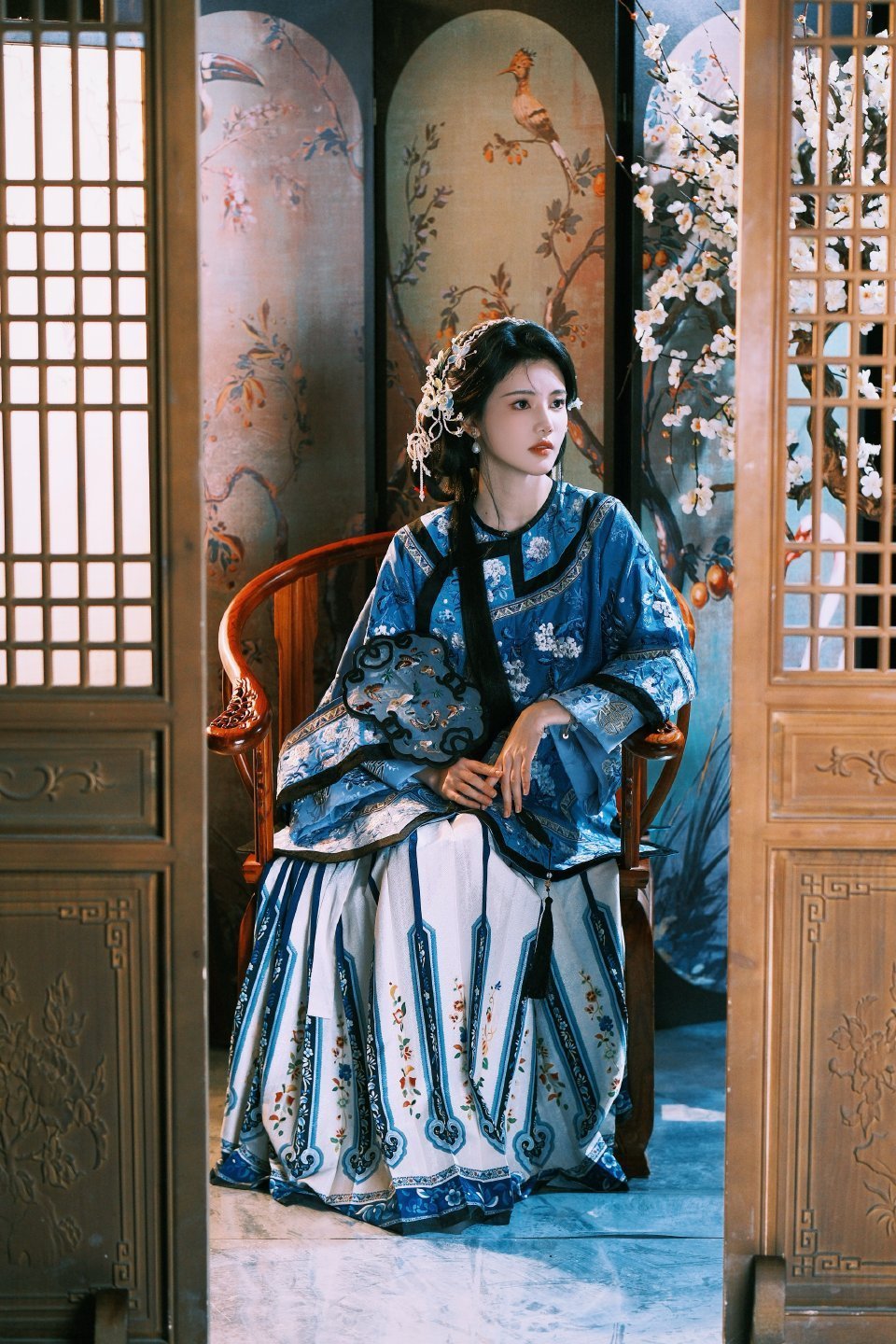 孙珍妮是青花瓷成精了 从女团到演员，孙珍妮勇敢逐梦。生日写真的青花瓷风格，清冷气