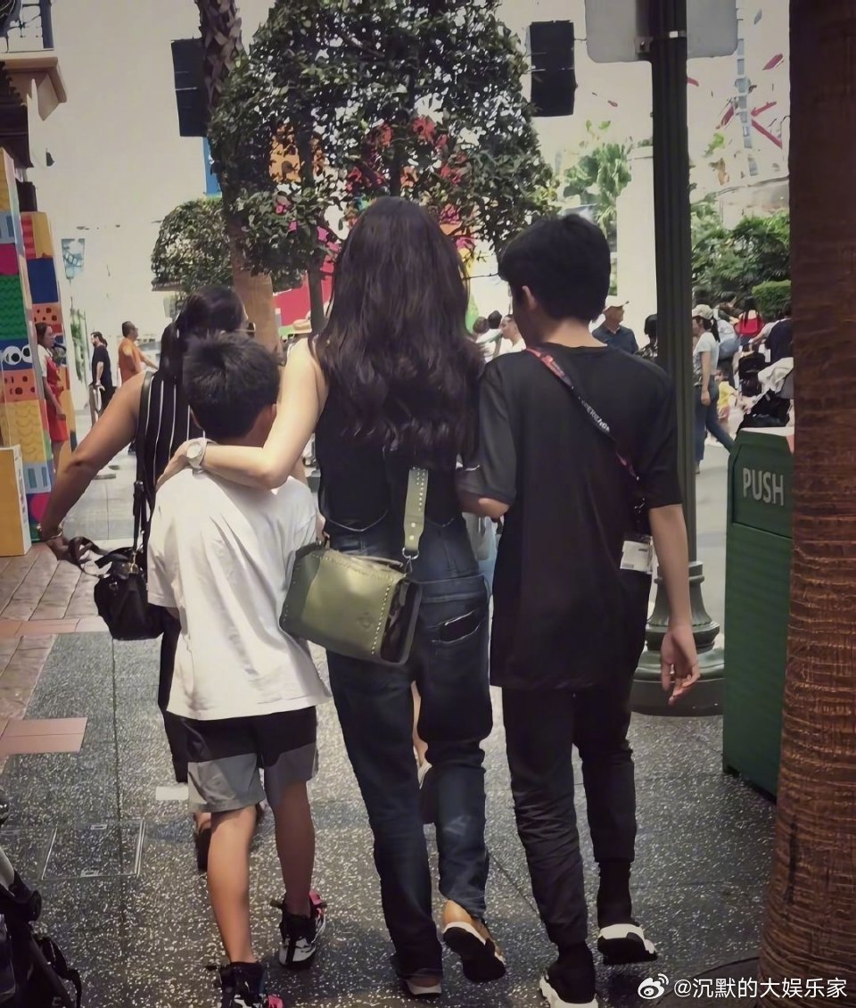 张柏芝家里墙上都是三个儿子的照片她说过，她在乎的是陪伴，孩子长大到中学以后就会有