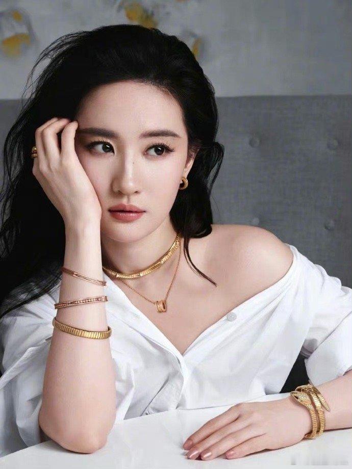 刘亦菲、赵露思同品牌宣传照，来看看这是什么降维打击[并不简单] ​​​