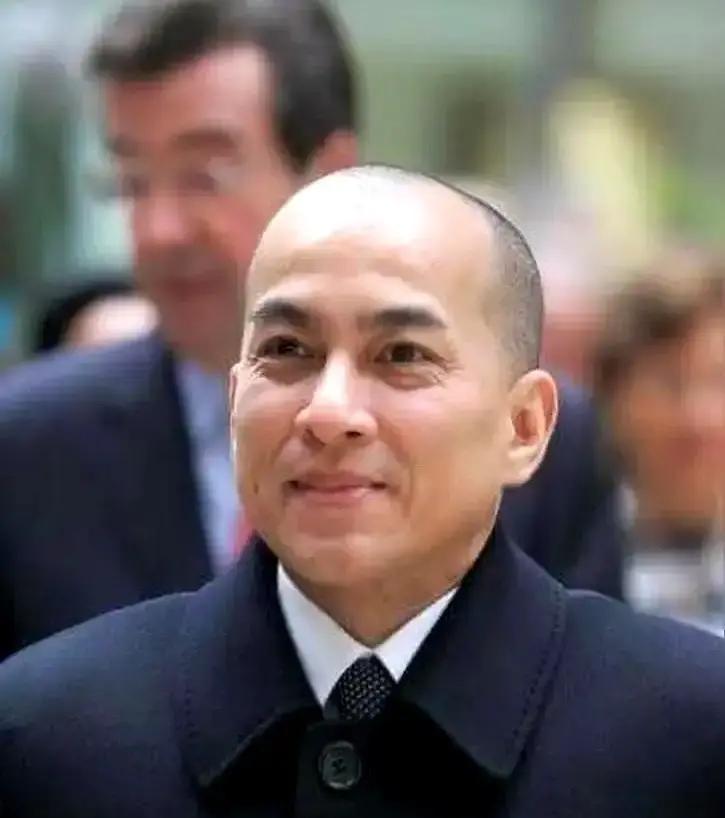 我跟你讲，柬埔寨这地方，水深得很。
 
2004年即位的柬埔寨国王西哈莫尼，靠着