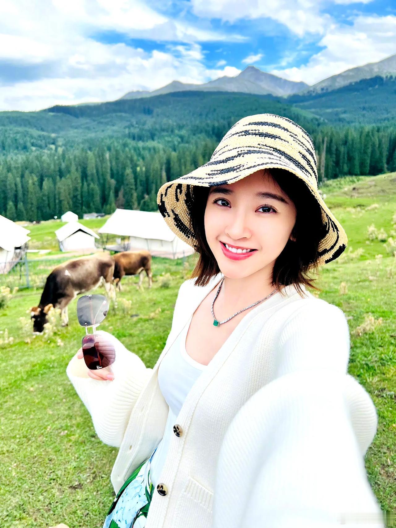 前方是新鲜的美糖🍬出游照，每个角度出镜都超美[心]
#唐艺昕# #说TA# #
