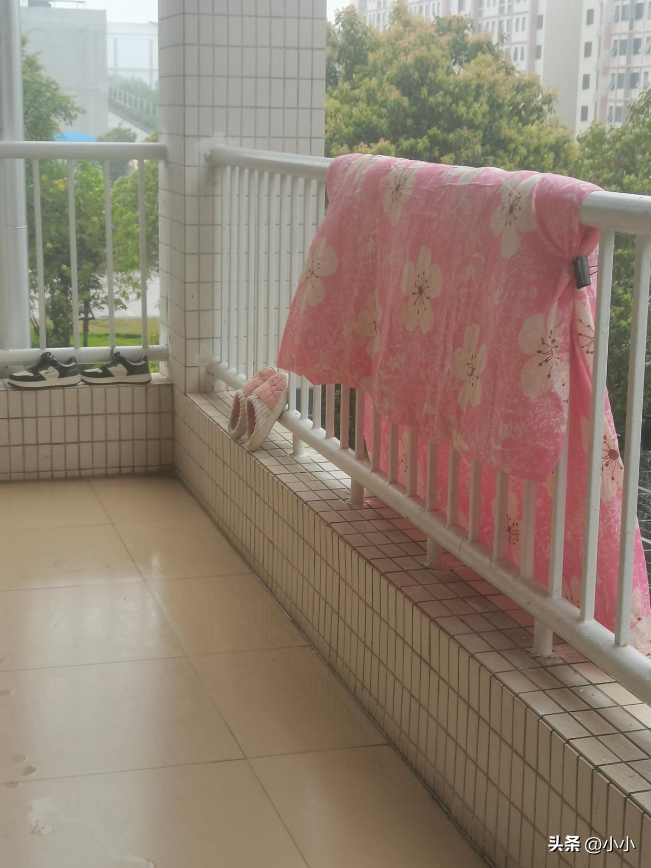 我发现了一件怪事，下雨天竟有人喜欢晒被子。

被子已经晒了三天，这期间没见着太阳