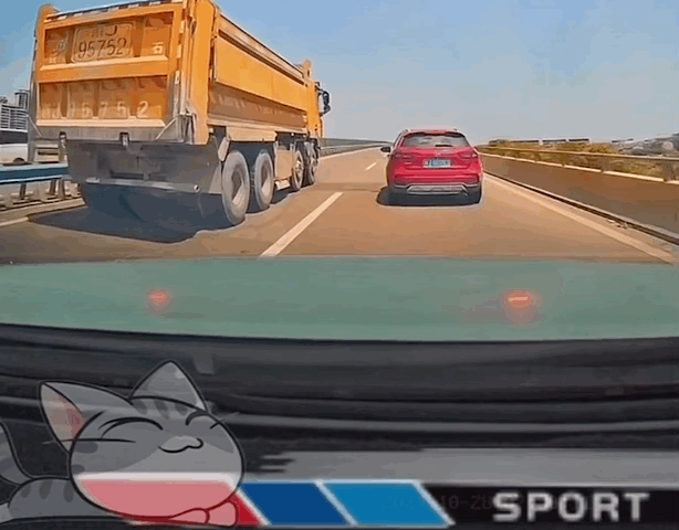 视频车：“害得我出事，你敢直接跑？”
红车：“那我应该怎么做，是不是该下来，然后