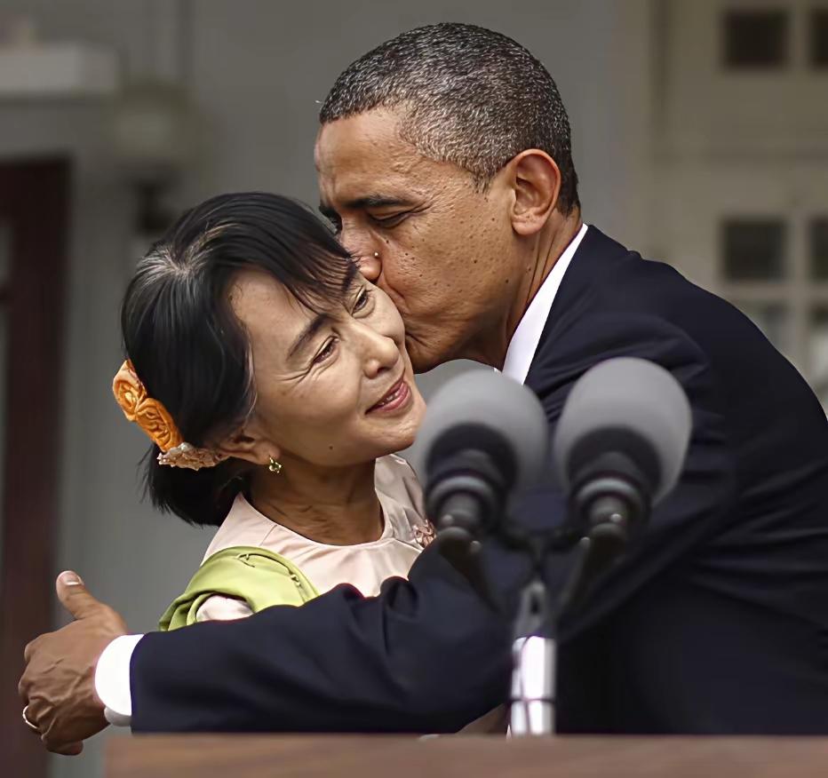 这张照片拍摄于2012年11月缅甸仰光，记录了美国前总统奥巴马访问缅甸时，与缅甸