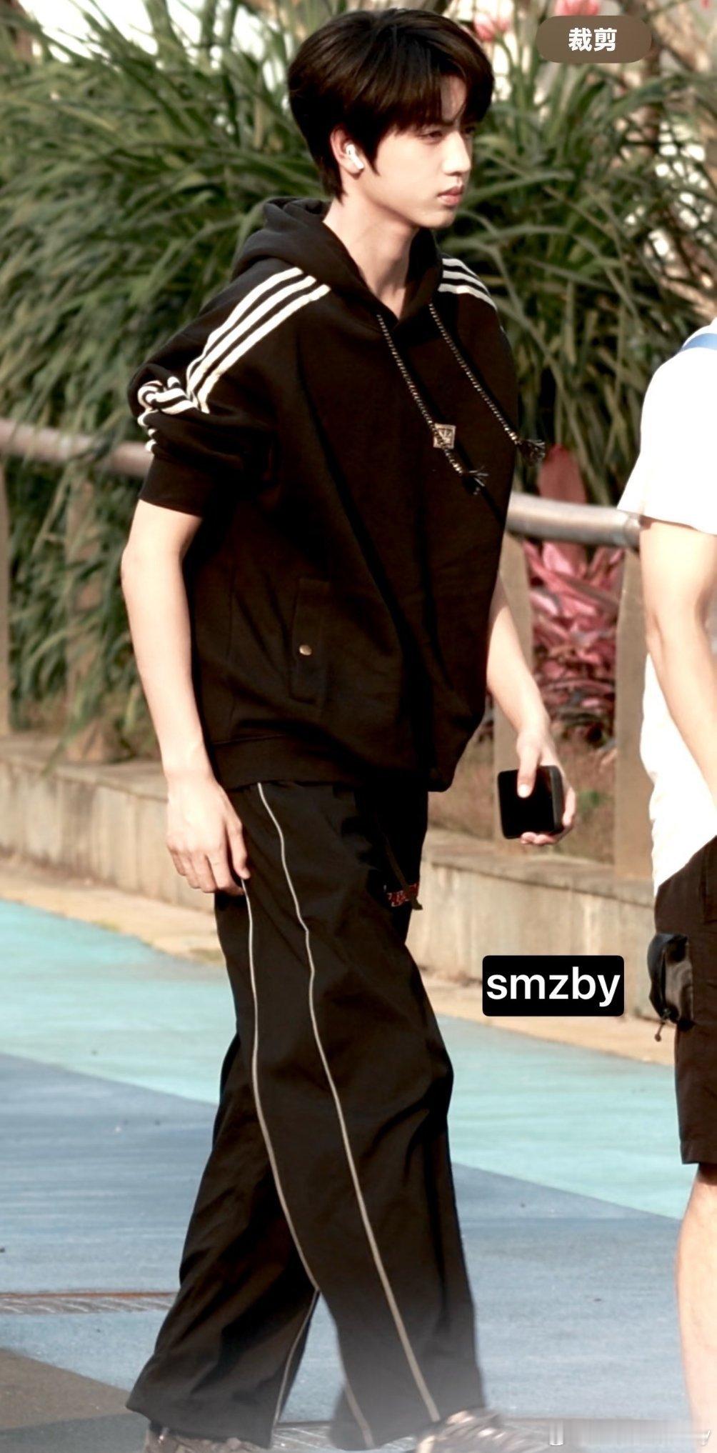 张桂源顾晨阳 张桂源今日份《我们的少年时代2》路透，没办法，这张脸就是硬帅，浓颜