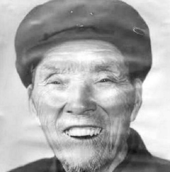 1979年夏天，兰州军区大门口，一个瘦骨嶙峋的老农站在哨兵面前。
 
他穿着洗得