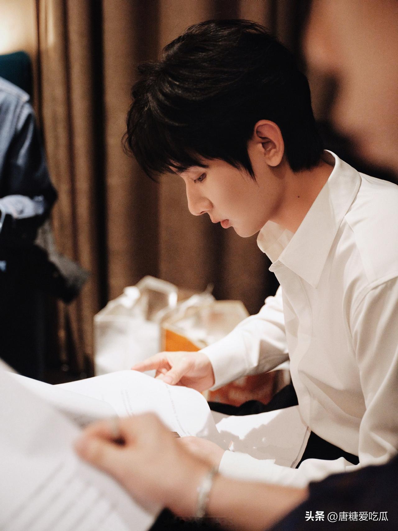 因为成毅一句话
我果断开了优酷视频的会员
他在剧宣发布会上说，求求你们再看一会儿