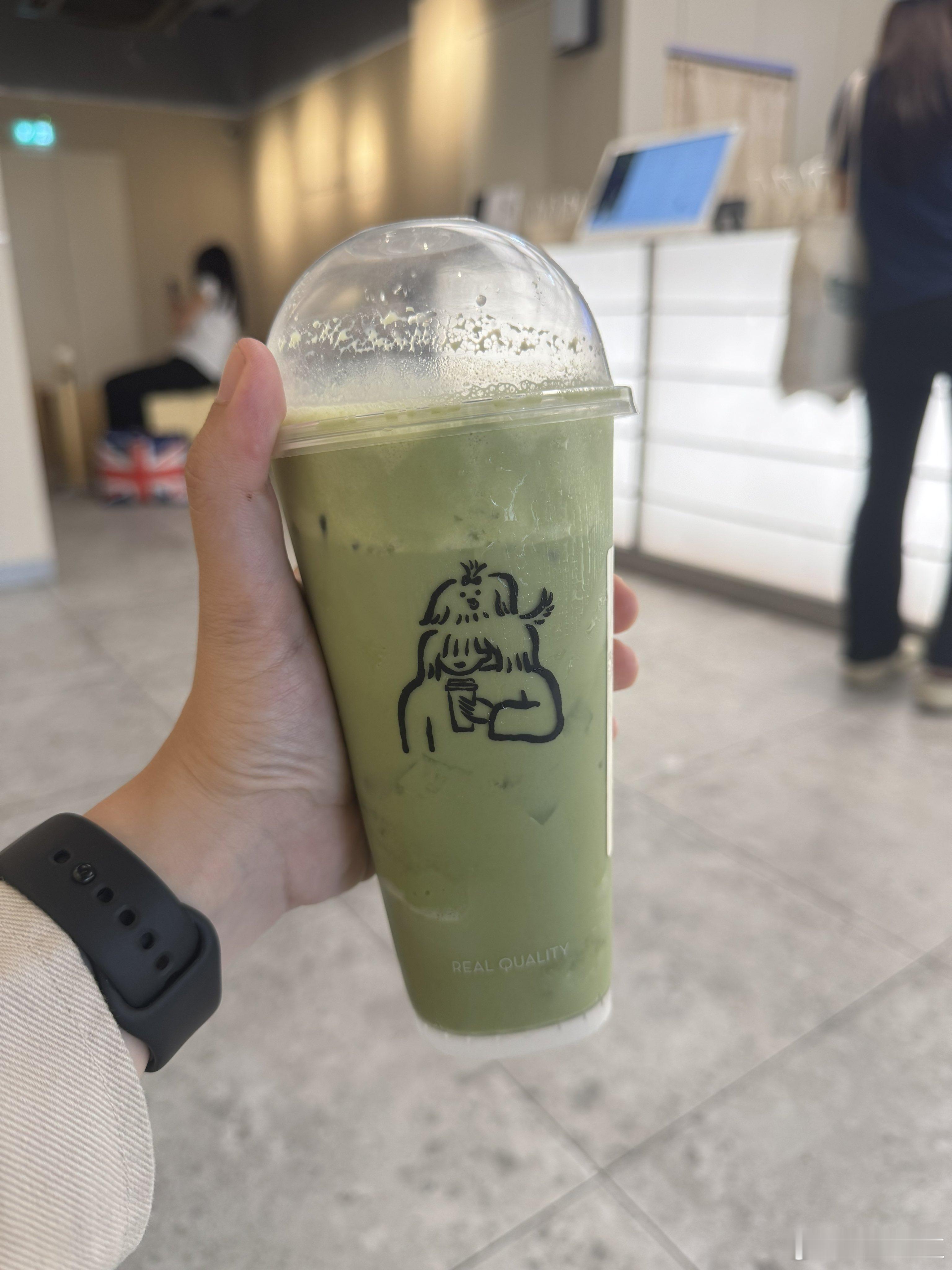 喜茶把门店开进苹果总部中国茶饮品牌真出息了，都说做茶饮需要文化适应，看来喜茶已经