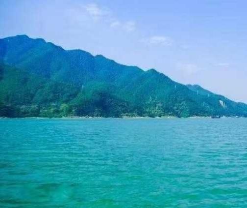 上联：雨打高山绿。下联是什么下联：云披远岭青。