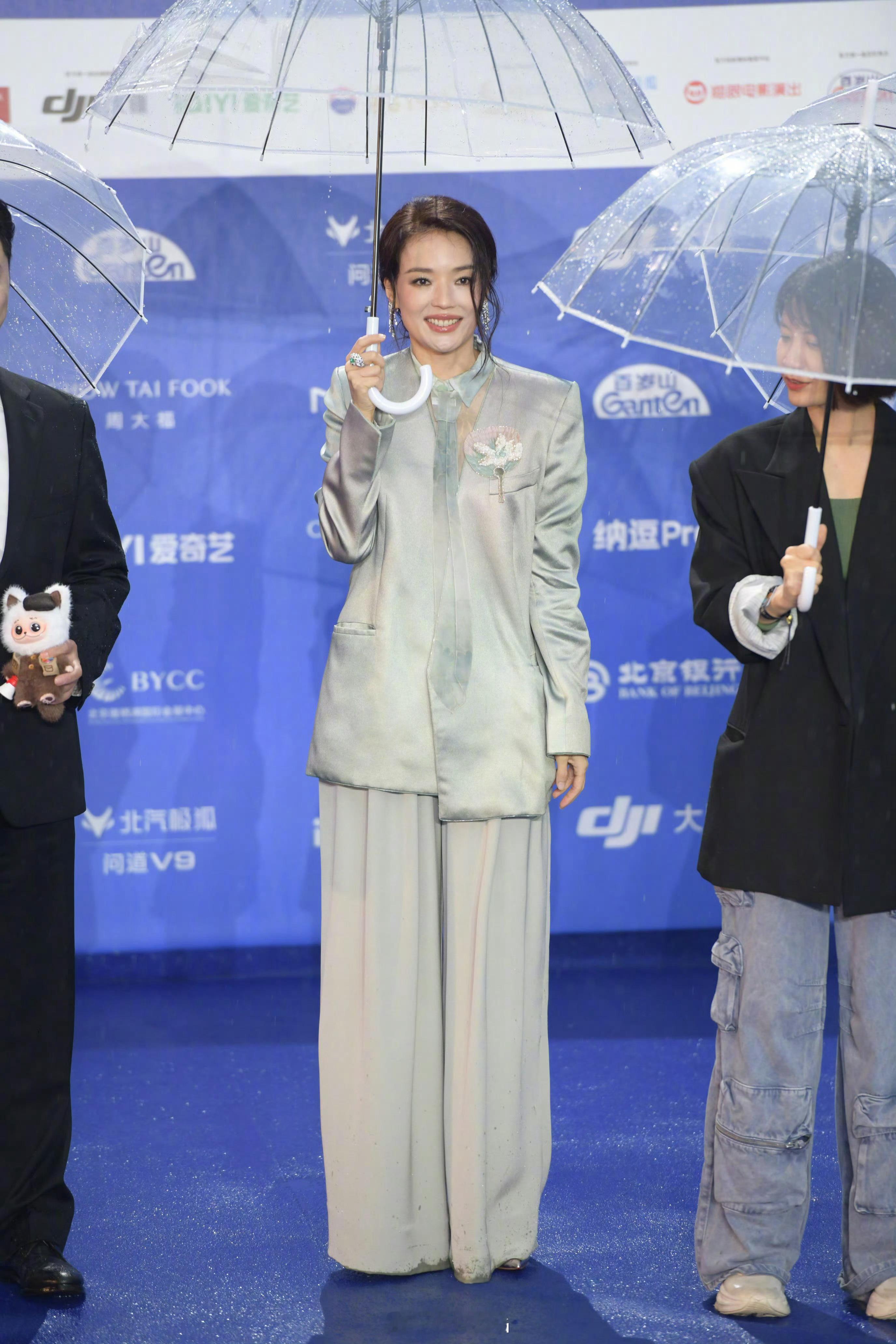 北影节红毯 好美！青灰色雾光锦缎，配上透明的雨伞☔️，就像漫步江南烟雨中……舒淇